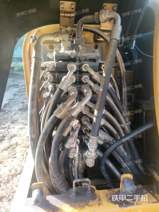 回轉(zhuǎn)馬達(dá)和主控閥（整機(jī)外觀）