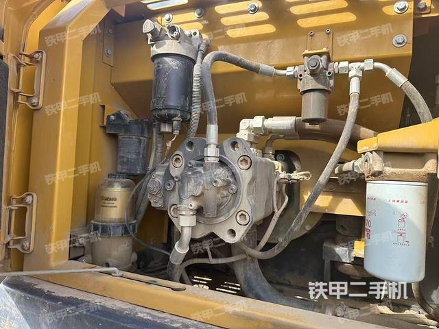 液壓泵艙室正面整體(整機外觀) 液壓泵艙室正面整體(整機外觀)