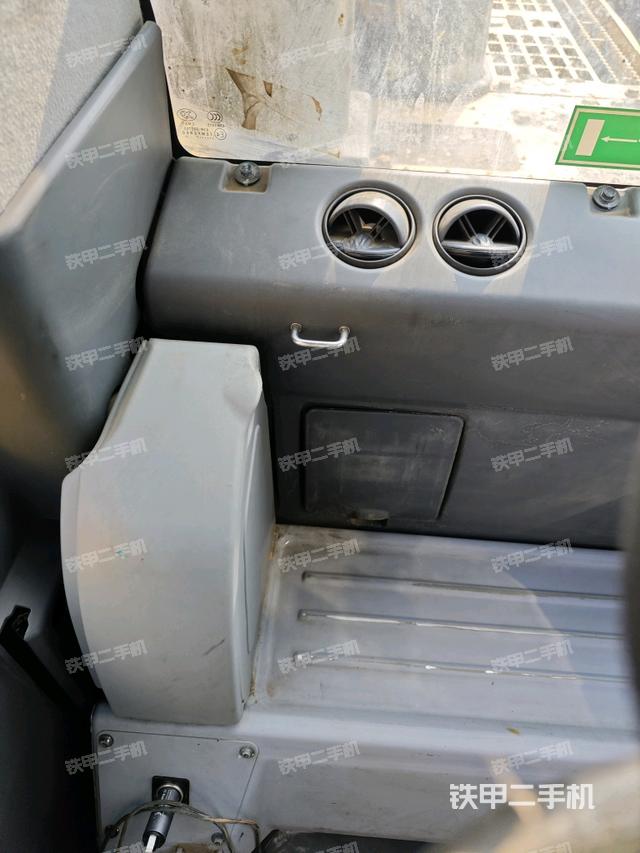 后窗玻璃角標（駕駛室部分）