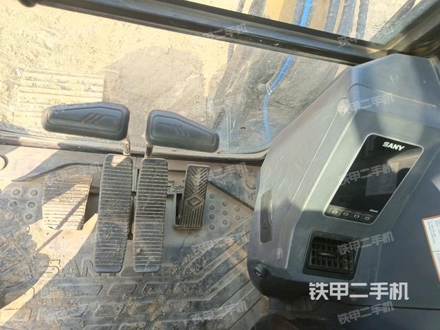 行走控制手柄和踏板?俯拍（駕駛室部分）