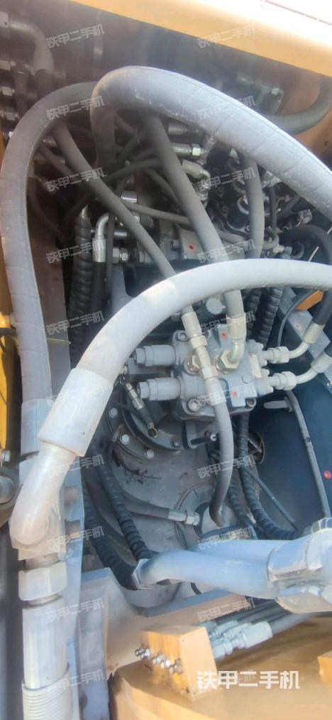 回轉馬達和主控閥(整機外觀) 回轉馬達和主控閥(整機外觀)