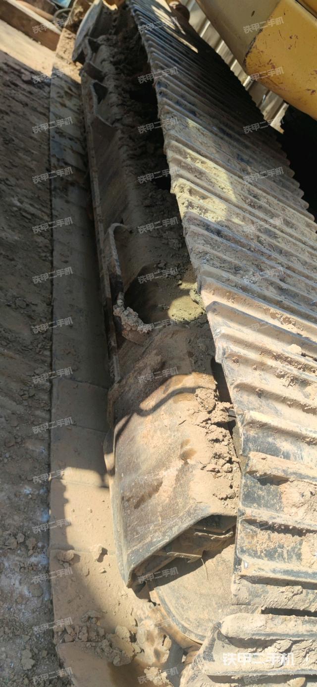 單側(cè)履帶整體(整機外觀) 單側(cè)履帶整體(整機外觀)