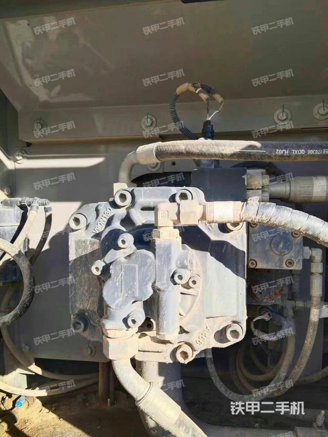 液壓泵艙室正面整體（整機外觀）