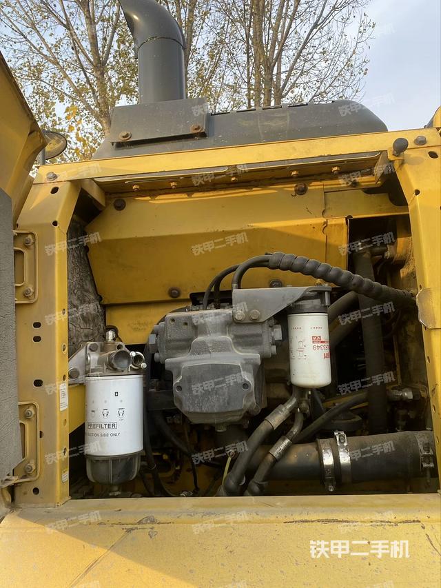 液壓泵艙室正面整體（整機外觀）