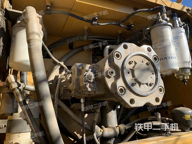 液壓泵艙室正面整體（整機(jī)外觀）