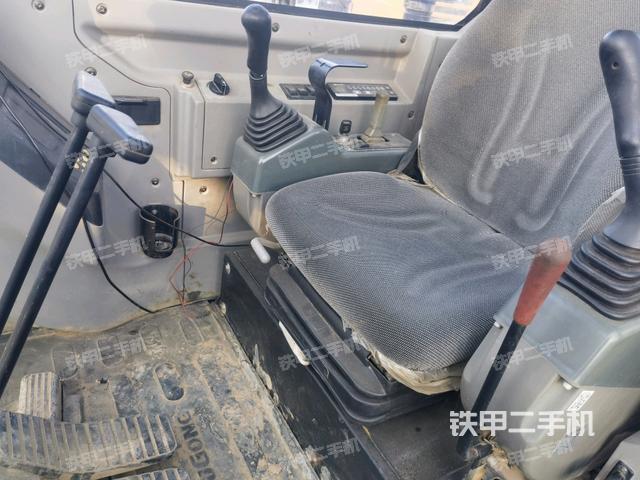 駕駛室整體(整機(jī)外觀) 駕駛室整體(整機(jī)外觀)