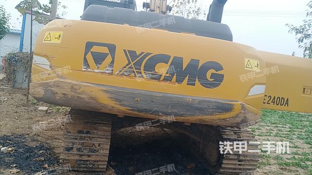 駕駛室頂部(整機(jī)外觀) 駕駛室頂部(整機(jī)外觀)