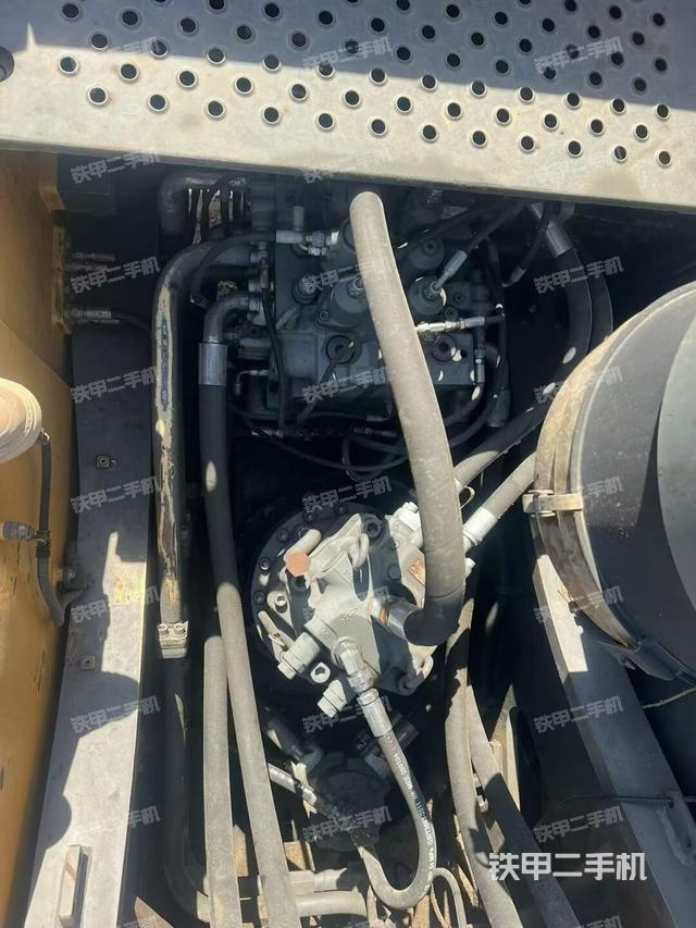 回轉(zhuǎn)馬達(dá)和主控閥（整機(jī)外觀）