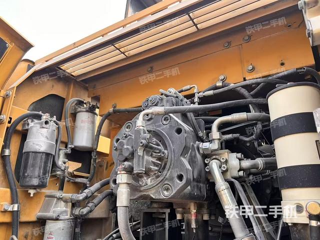 液壓泵艙室正面整體(整機外觀) 液壓泵艙室正面整體(整機外觀)