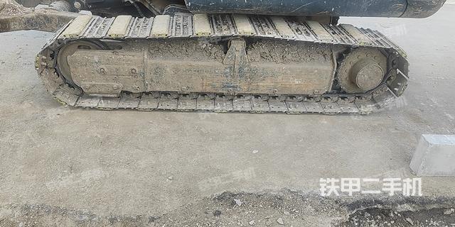 單側(cè)履帶整體(整機(jī)外觀) 單側(cè)履帶整體(整機(jī)外觀)