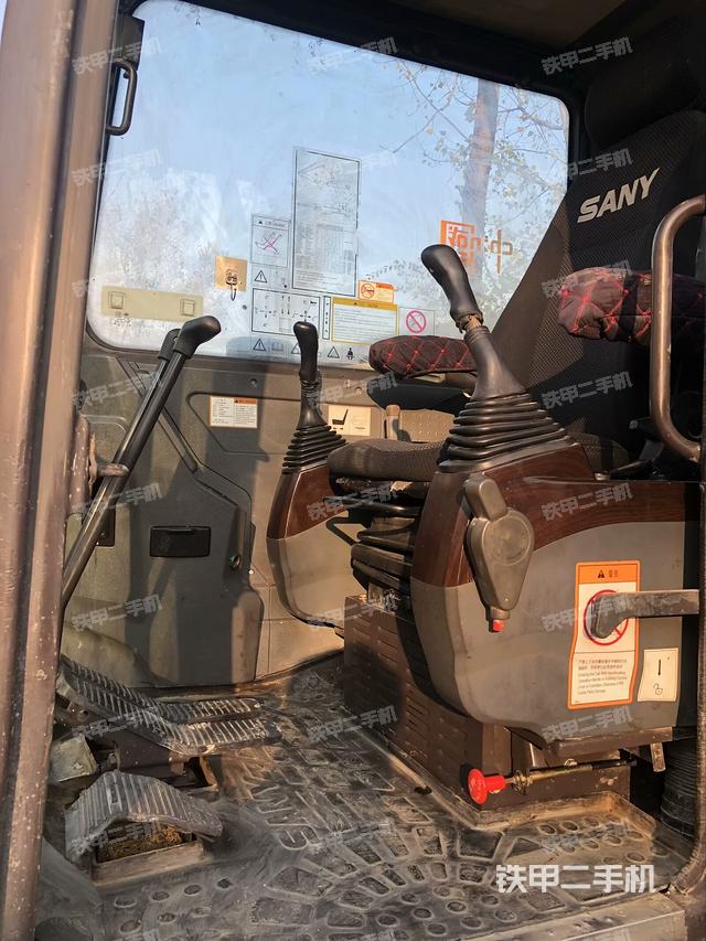 駕駛室頂部（整機外觀）