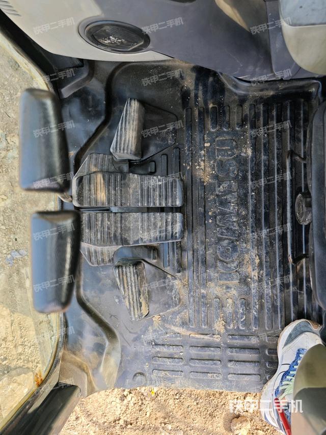 行走控制手柄和踏板?俯拍（駕駛室部分）