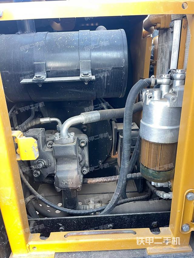 液壓泵艙室正面整體（整機外觀）