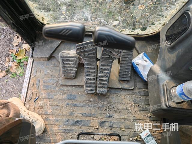 行走控制手柄和踏板?俯拍（駕駛室部分）