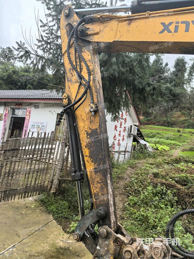 鏟斗右后整體(工作和回轉(zhuǎn)裝置) 鏟斗右后整體(工作和回轉(zhuǎn)裝置)