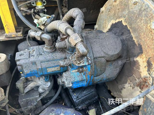 液壓泵艙室正面整體（整機外觀）