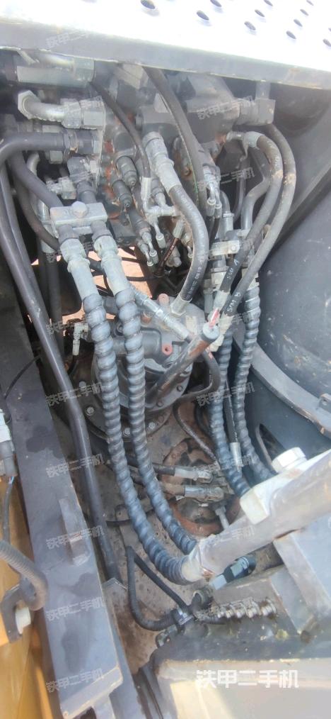 回轉馬達和主控閥（整機外觀）