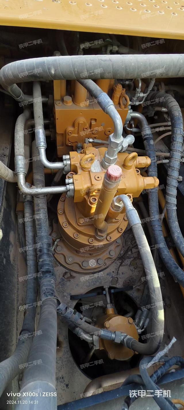 回轉(zhuǎn)馬達(dá)和主控閥（整機(jī)外觀）