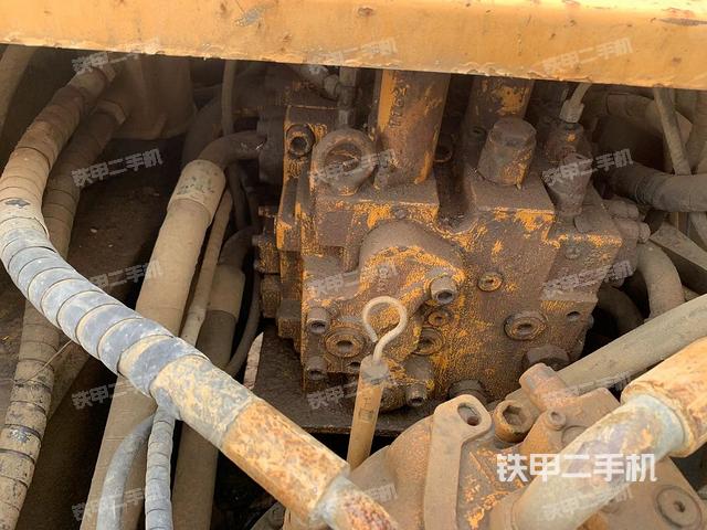 回轉(zhuǎn)馬達和主控閥(整機外觀) 回轉(zhuǎn)馬達和主控閥(整機外觀)