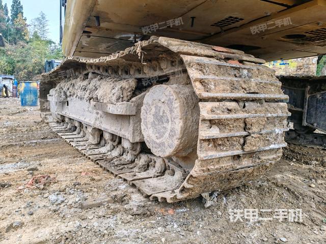 右側(cè)履帶整體(行走機(jī)構(gòu)) 右側(cè)履帶整體(行走機(jī)構(gòu))
