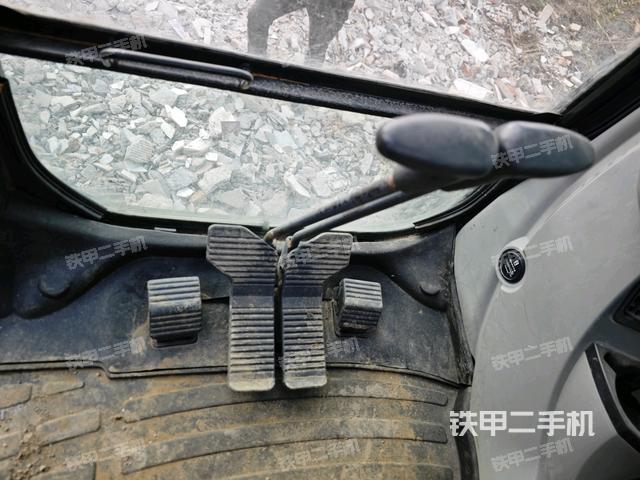 行走控制手柄和踏板?俯拍(駕駛室部分) 行走控制手柄和踏板?俯拍(駕駛室部分)