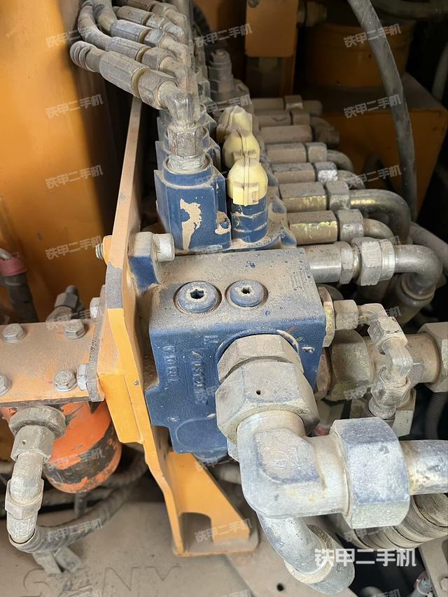 回轉馬達和主控閥（整機外觀）