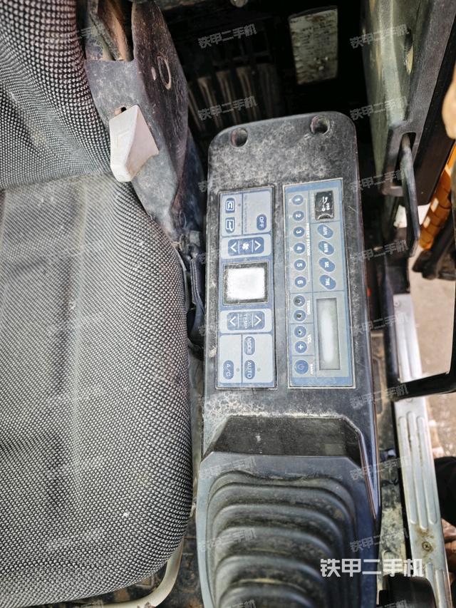 行走控制手柄和踏板?俯拍（駕駛室部分）
