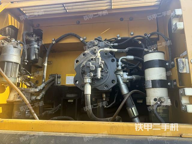 液壓泵艙室正面整體(整機外觀) 液壓泵艙室正面整體(整機外觀)