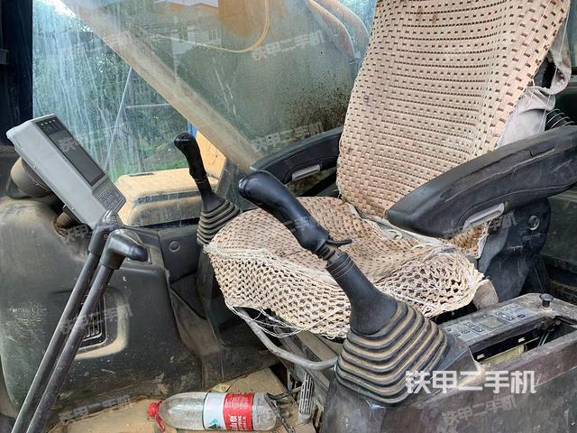 駕駛室整體(整機外觀) 駕駛室整體(整機外觀)