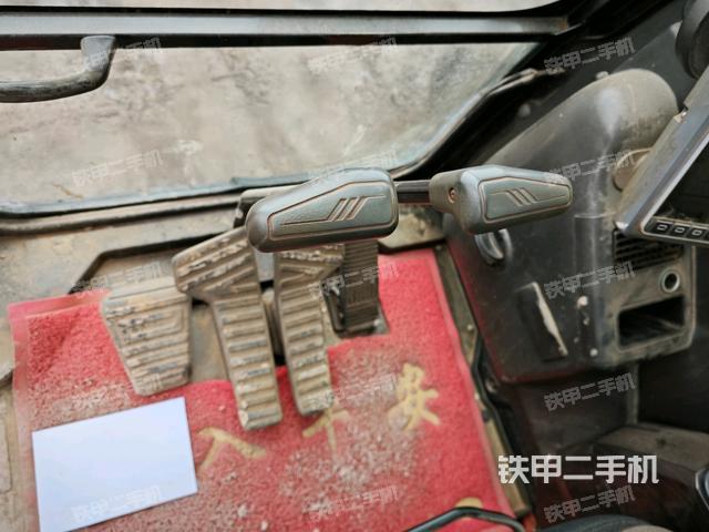 行走控制手柄和踏板?俯拍（駕駛室部分）