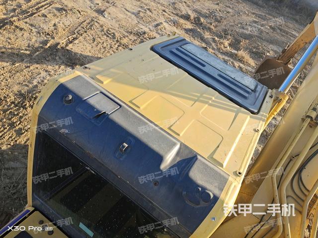 駕駛室頂部（整機外觀）