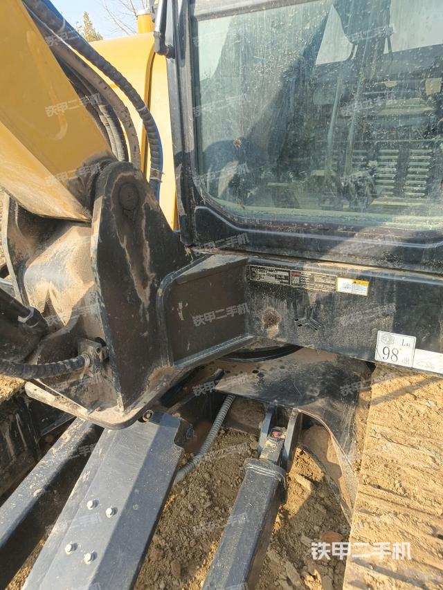 大臂根部?斜（工作和回轉(zhuǎn)裝置）