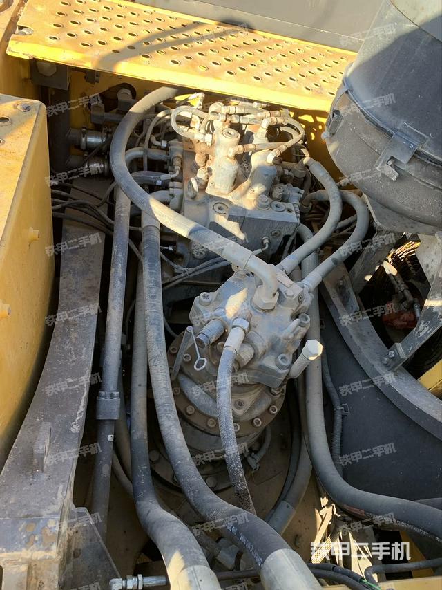 回轉(zhuǎn)馬達(dá)和主控閥（整機(jī)外觀）