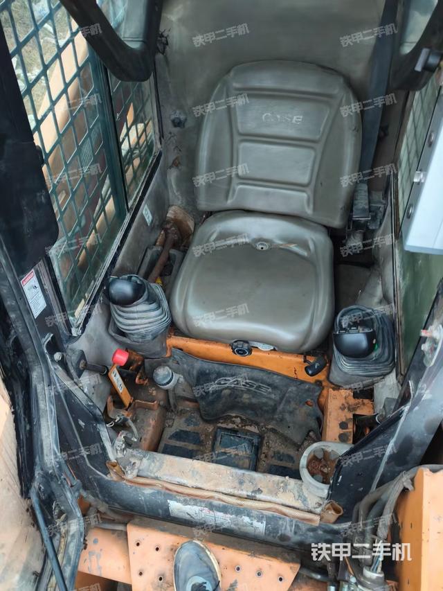 駕駛室操作臺(tái)（設(shè)備外觀及核心部件）