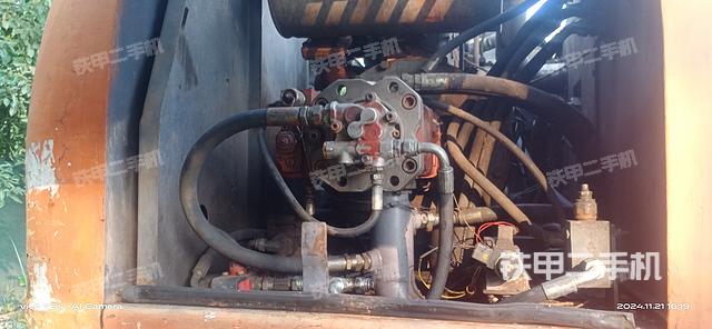 液壓泵艙室正面整體(整機外觀) 液壓泵艙室正面整體(整機外觀)