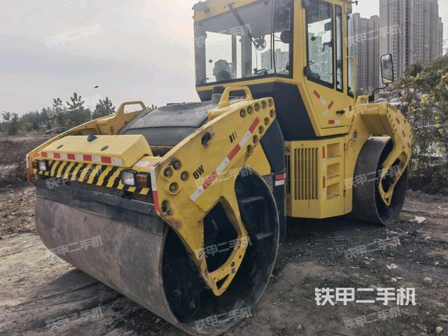 整機(jī)右后45°(設(shè)備外觀及核心部件) 整機(jī)右后45°(設(shè)備外觀及核心部件)