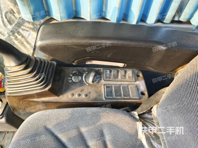 座椅右側控制臺/鑰匙門/油門/含右手柄（駕駛室部分）