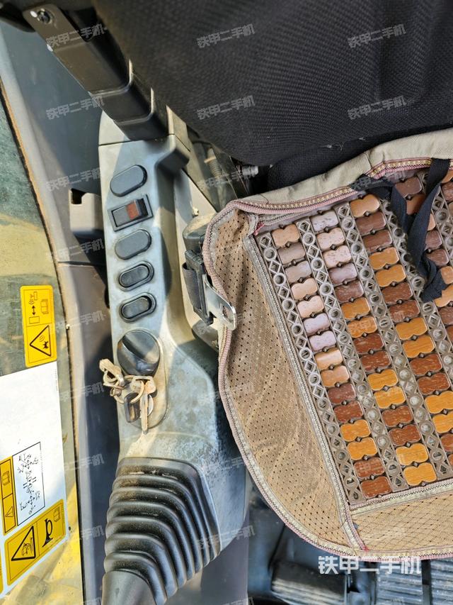 座椅右側(cè)控制臺/鑰匙門/油門/含右手柄（駕駛室部分）