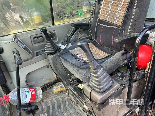 駕駛室整體（整機外觀）