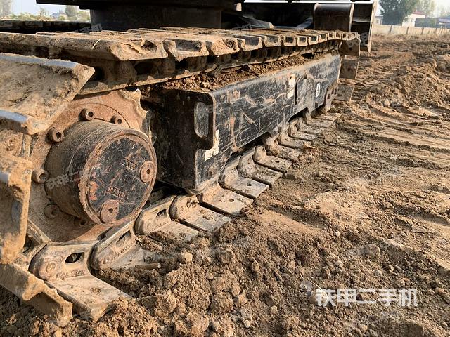 單側(cè)履帶整體(整機(jī)外觀) 單側(cè)履帶整體(整機(jī)外觀)