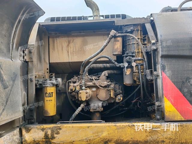 液壓泵艙室正面整體(整機外觀) 液壓泵艙室正面整體(整機外觀)