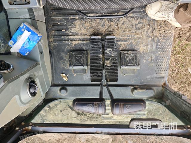 行走控制手柄和踏板?俯拍（駕駛室部分）