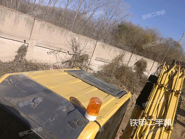 駕駛室頂部(整機(jī)外觀) 駕駛室頂部(整機(jī)外觀)