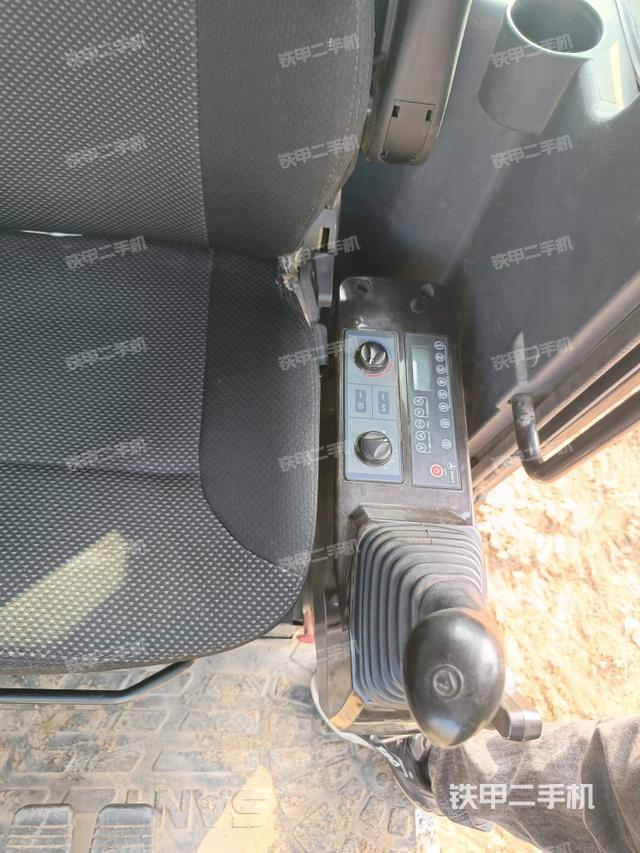 座椅左側(cè)控制臺/音響/含左手柄（駕駛室部分）