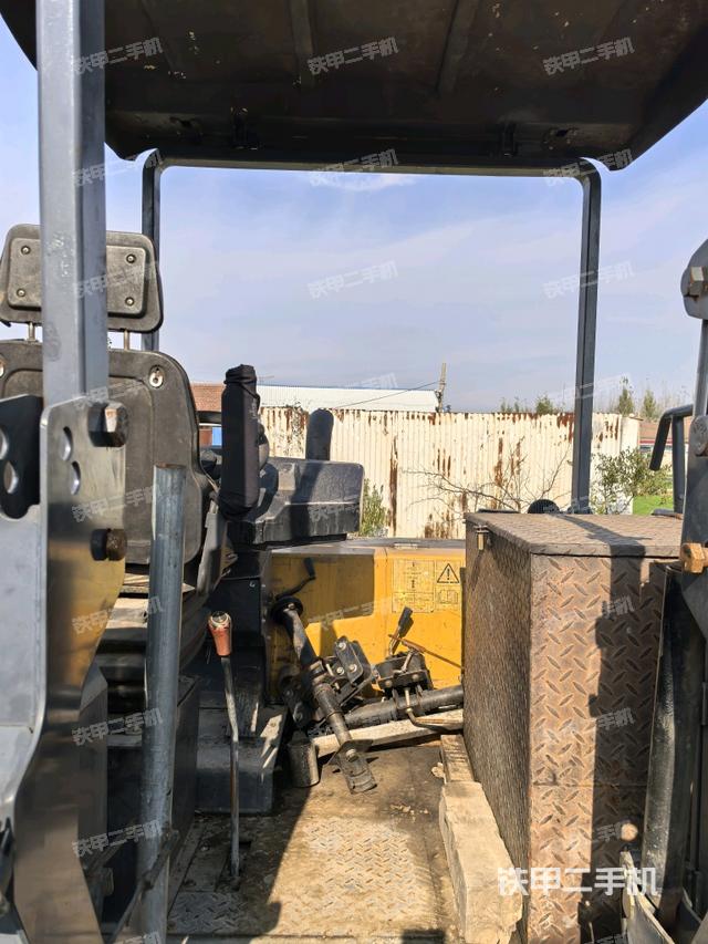 駕駛室操作臺(tái)（設(shè)備外觀及核心部件）