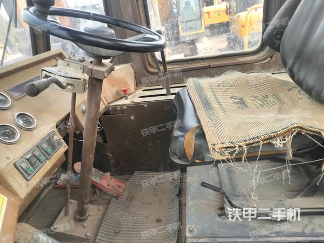 駕駛室內(nèi)部（駕駛室部分）