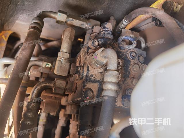 回轉(zhuǎn)馬達(dá)和主控閥（整機(jī)外觀）