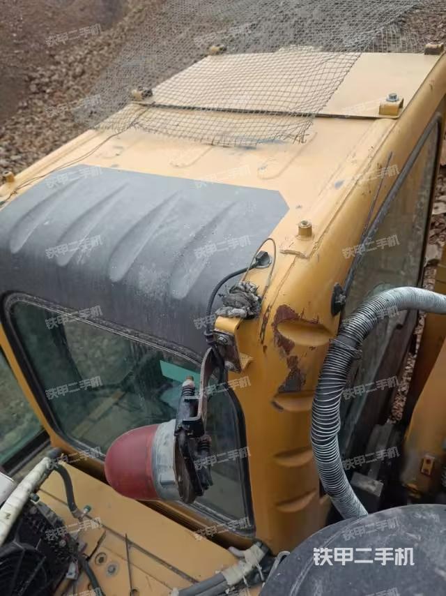 駕駛室頂部(整機(jī)外觀) 駕駛室頂部(整機(jī)外觀)