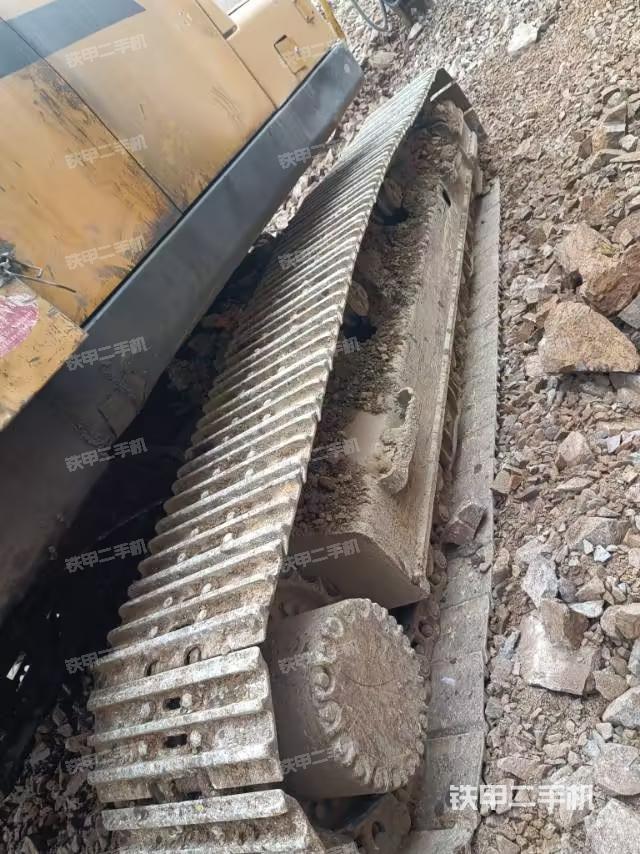 單側(cè)履帶整體(整機(jī)外觀) 單側(cè)履帶整體(整機(jī)外觀)