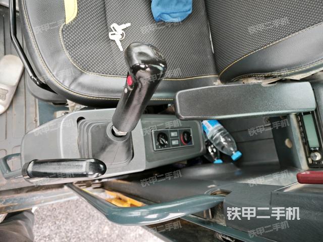 座椅左側控制臺/音響/含左手柄(駕駛室部分) 座椅左側控制臺/音響/含左手柄(駕駛室部分)